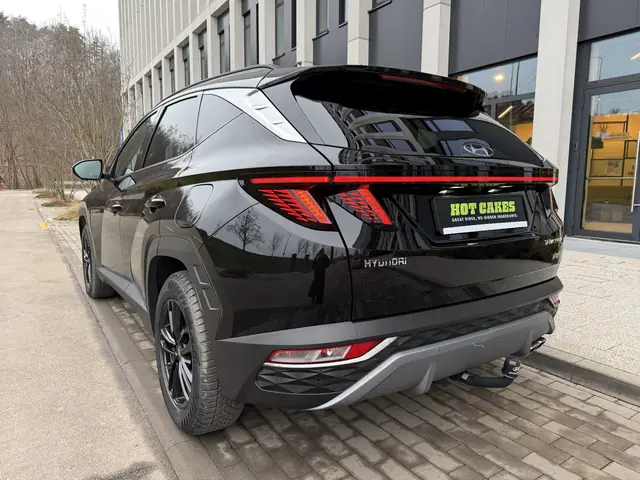 Hyundai Tucson Plug-in iš galo kampu